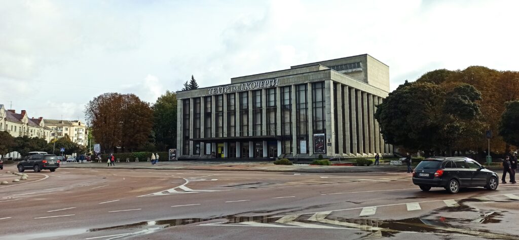 Керівництво театру Кочерги двічі відмовило журналістам — справа дійшла до суду