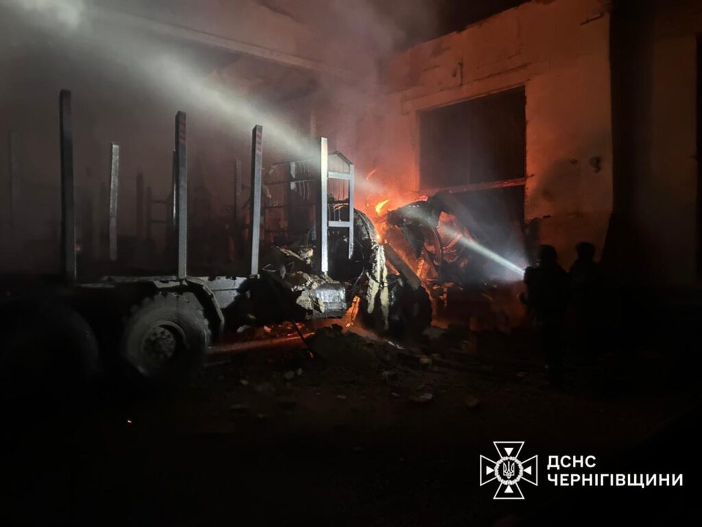 Чернігівщина: вночі російські окупанти завдали серії ударів БпЛА по лісозаготівельному підприємству у прикордонному місті Новгород-Сіверський
