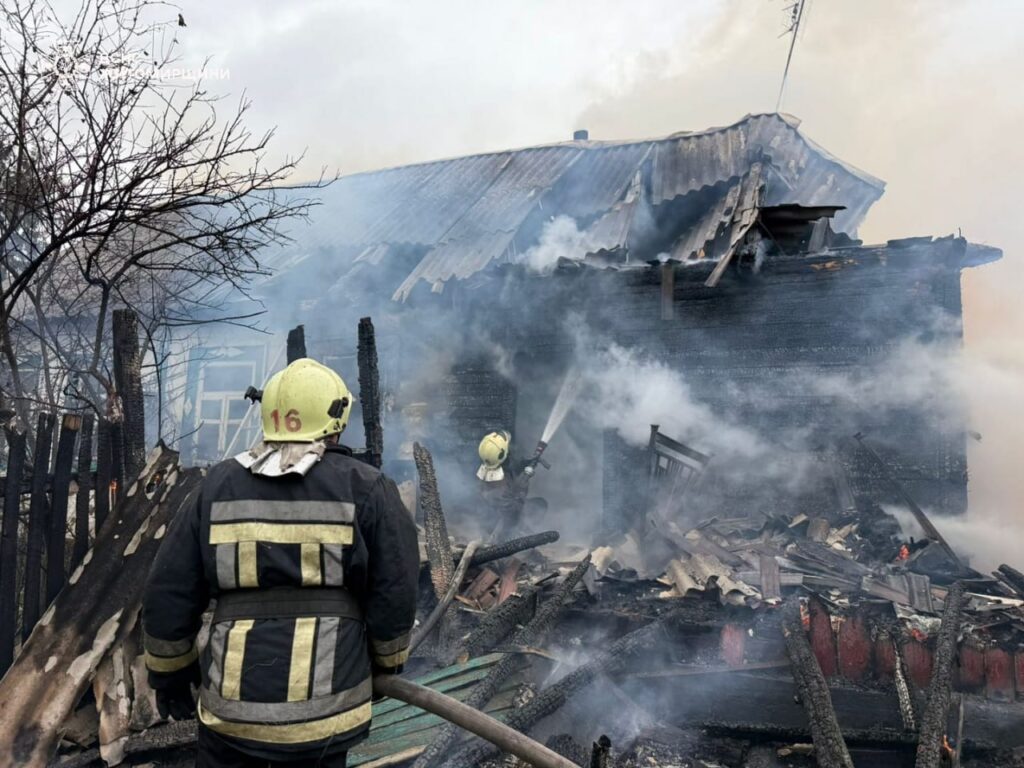 У селі Заньки Житомирського району рятувальники зупинили велику пожежу
