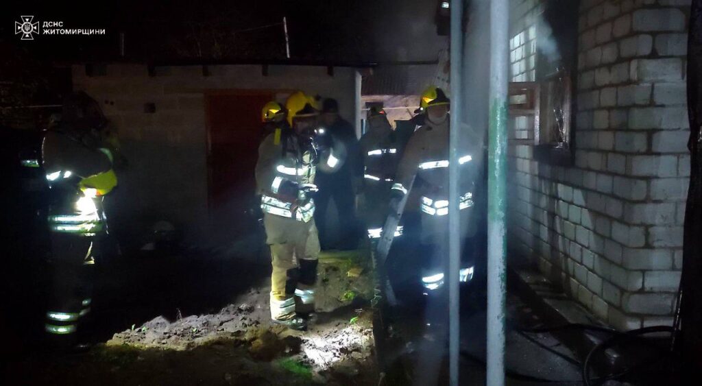 Рятувальники ліквідували пожежу у приватній оселі на двох господарів