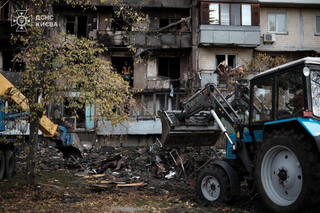 Київ: станом на 11:15 продовжуються аварійно-відновлювальні роботи у двох багатоповерхівках в Деснянському районі міста