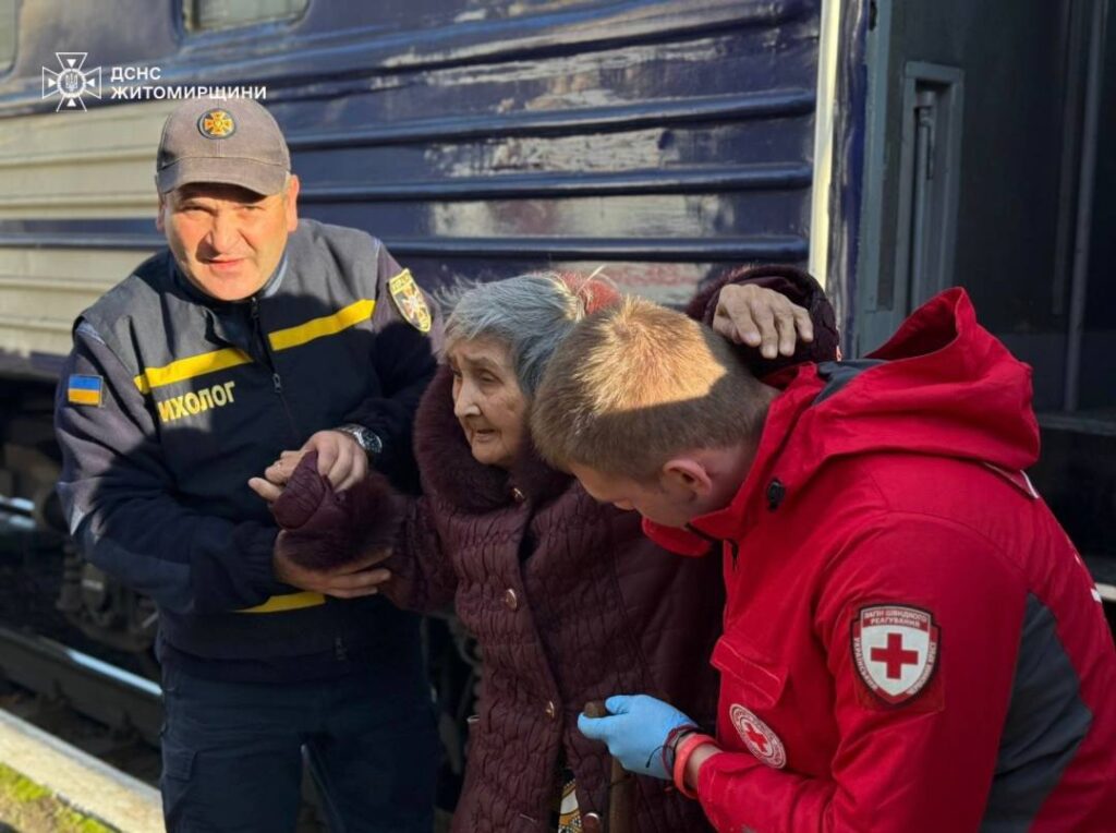 Рятувальники Житомирщини зустріли евакуаційний потяг –  до Бердичева прибули 10 літніх людей із прифронтових областей України