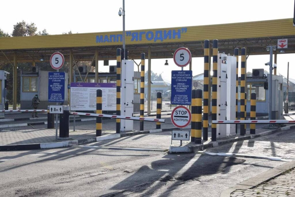 З сьогоднішнього дня на кордоні з Польщею всі проходять сканування паспорта, фотографування та зняття відбитків пальців, — митна служба