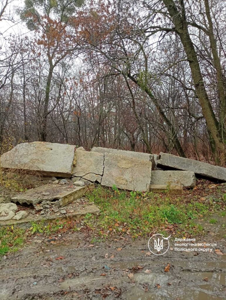 Факт засмічення земельної ділянки у Житомирі підтверджено інспекторами Пункту екологічного контролю