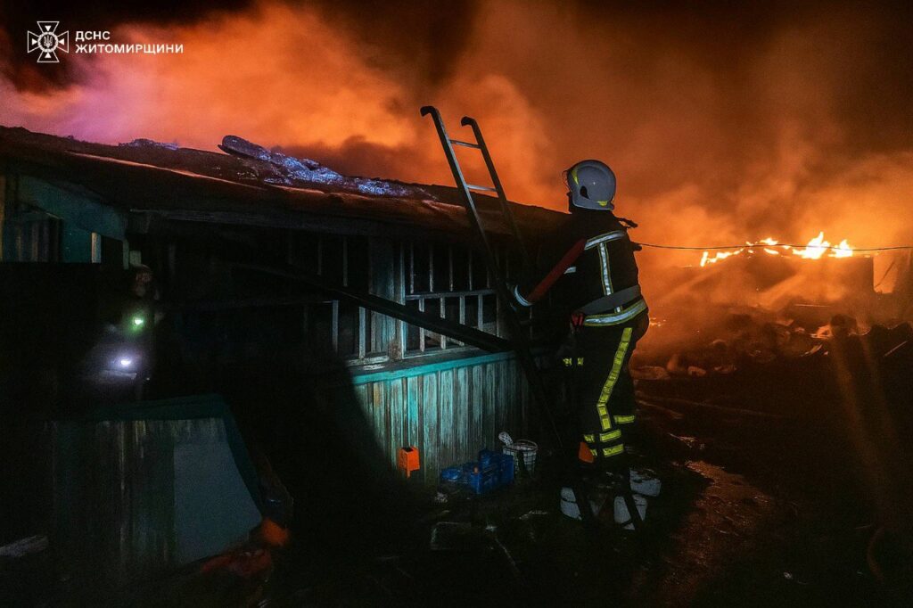 Вчора пізно ввечері вогнеборці гасили пожежу в приватному домогосподарстві у с. Підлісне Житомирського району