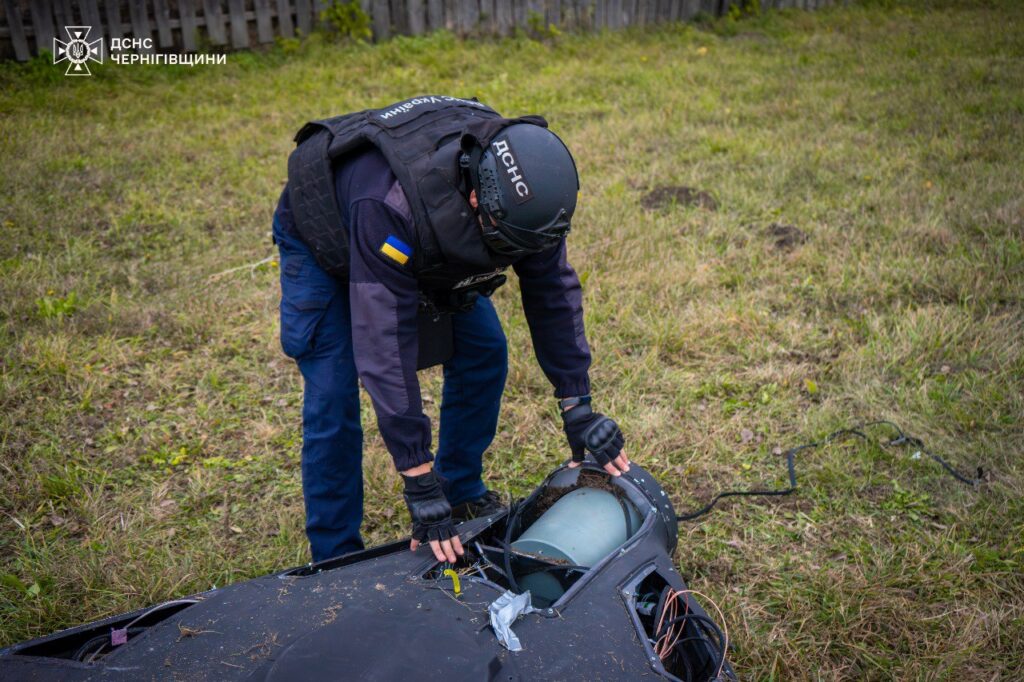 На Чернігівщині сапери ДСНС знешкодили бойові частини російських безпілотників, що впали на відкриту територію у Корюківському районі та не здетонували