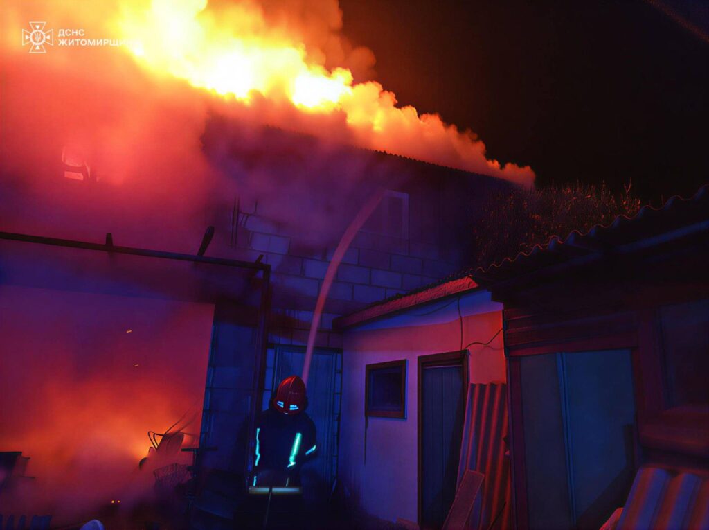 Бердичів: фахівці ДСНС ліквідували пожежу в двоповерховій господарчій будівлі