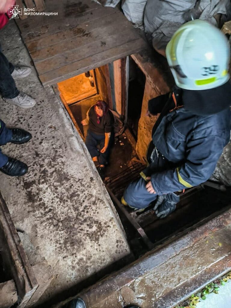 Сьогодні вдень у Бердичеві рятувальники надавали допомогу 78-річній жінці, яка травмувала собі ногу у підвалі