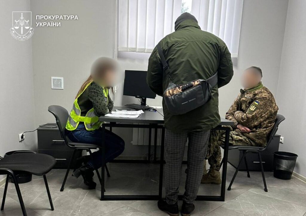 Знайшли татуся підкидька. Це чмо двох дівчинок-доньок рідної сестри ґвалтувало. Одна з них того хлопчика народила і кинула на смітнику. Він на фото у формі військовій