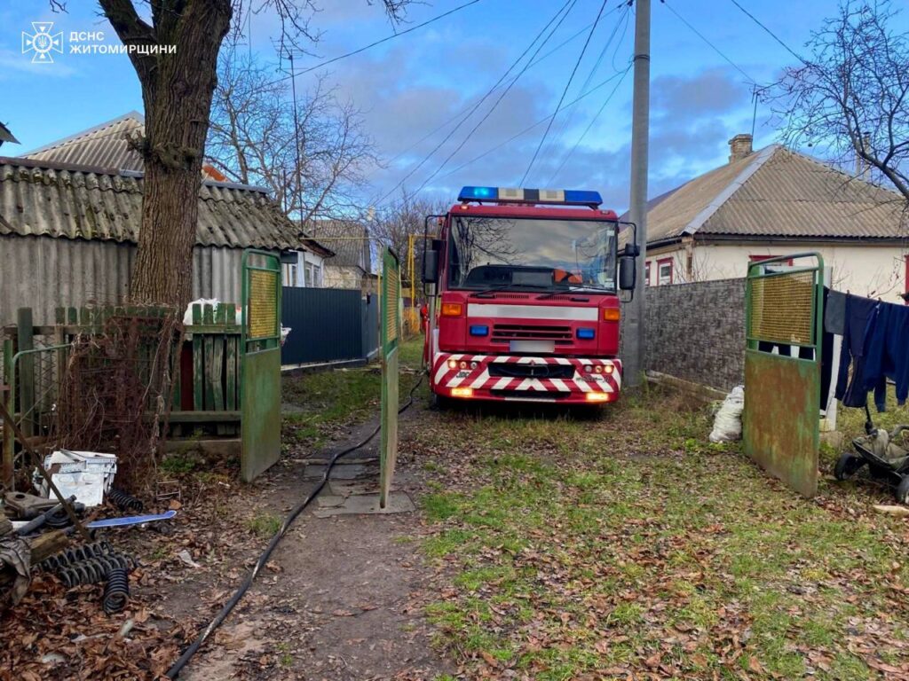 У Коростені фахівці ДСНС врятували дерев’яну оселю від знищення вогнем