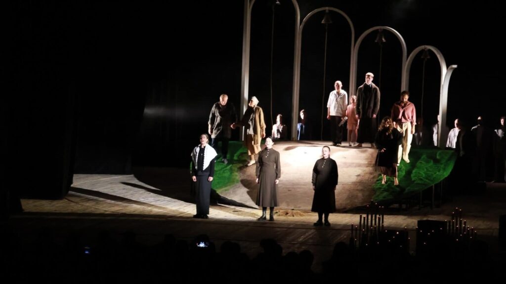 Матері загиблих та зниклих безвісти Захисників, їх дружини та сестри з Оліївської громади відвідали виставу «МАМИ» Рівненського театру