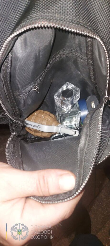 У Житомирському суді зупинили відвідувача з «гранатою»