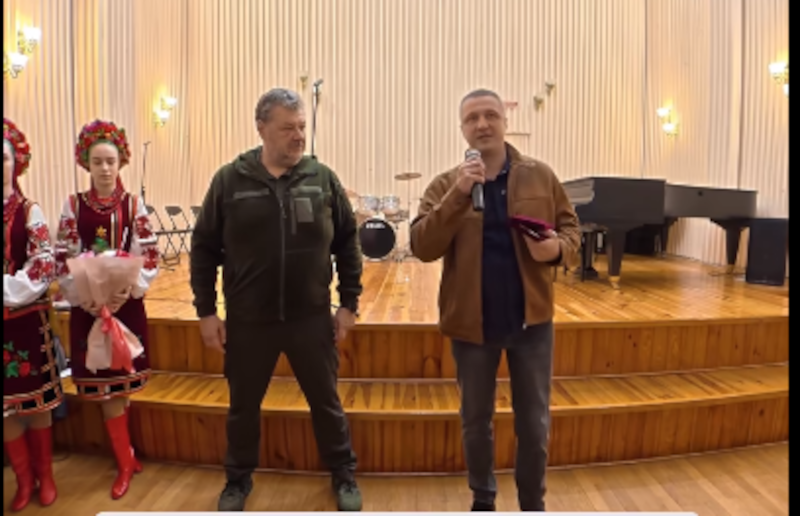 Активіст Швецов облаяв владу і Президента, але гроші і грамоту взяв