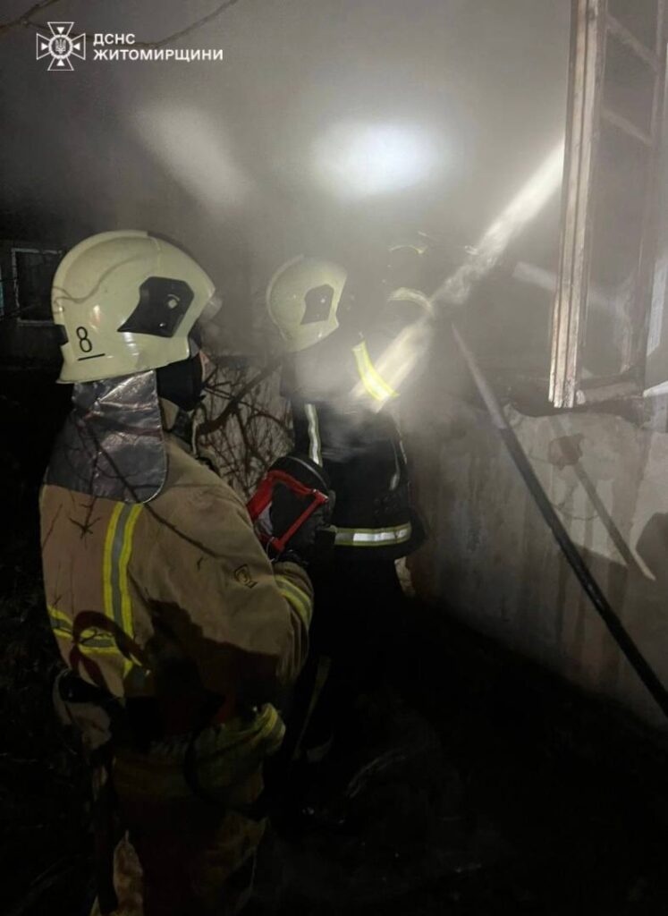 У Коростені під час гасіння пожежі рятувальники виявила тіла двох людей
