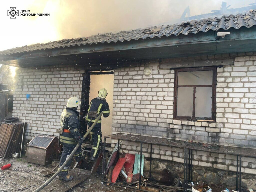 Сьогодні вдень до рятувальників надійшло повідомлення про пожежу в приватній господарчій споруді в с. Станишівка Житомирського району