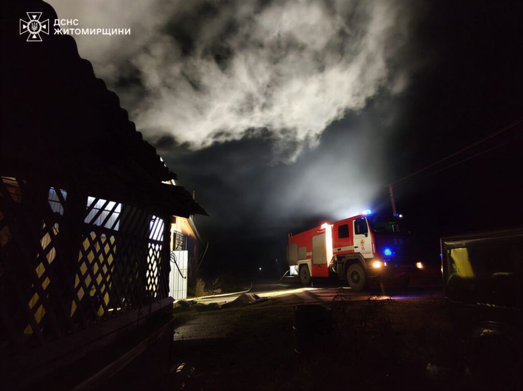 Вчора ввечері фахівці ДСНС приборкали пожежу в цеху з виробництва паливних брикетів у с. Вишевичі Житомирського району