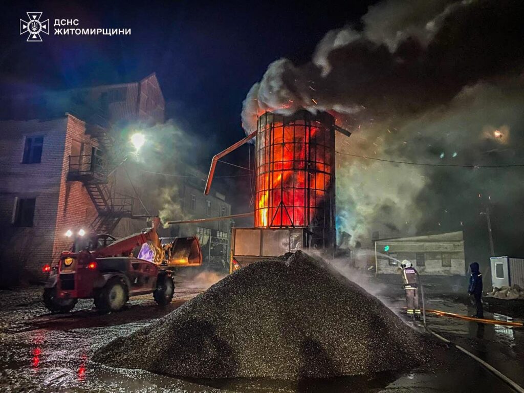 Сьогодні вночі вогнеборці ліквідували два загоряння у зерносушках