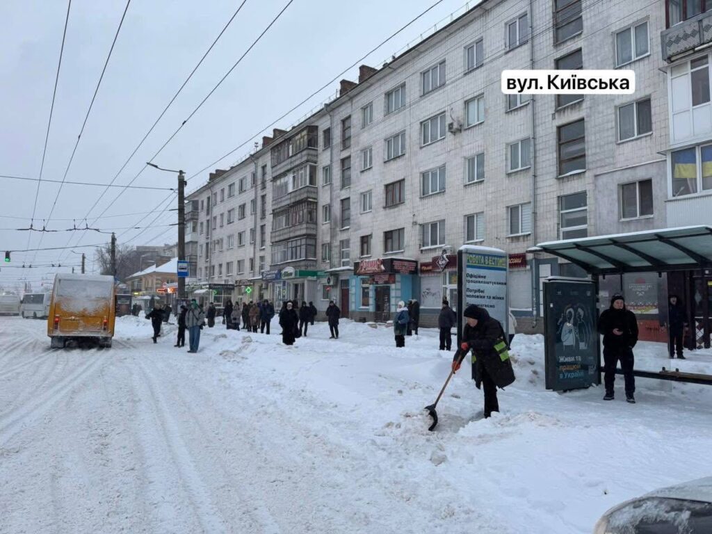 Під час протиожеледної обробки та розчищення доріг і тротуарів від снігу першочергово очищають та обробляють протиожеледними засобами головні магістралі, мости, спуски і підйоми