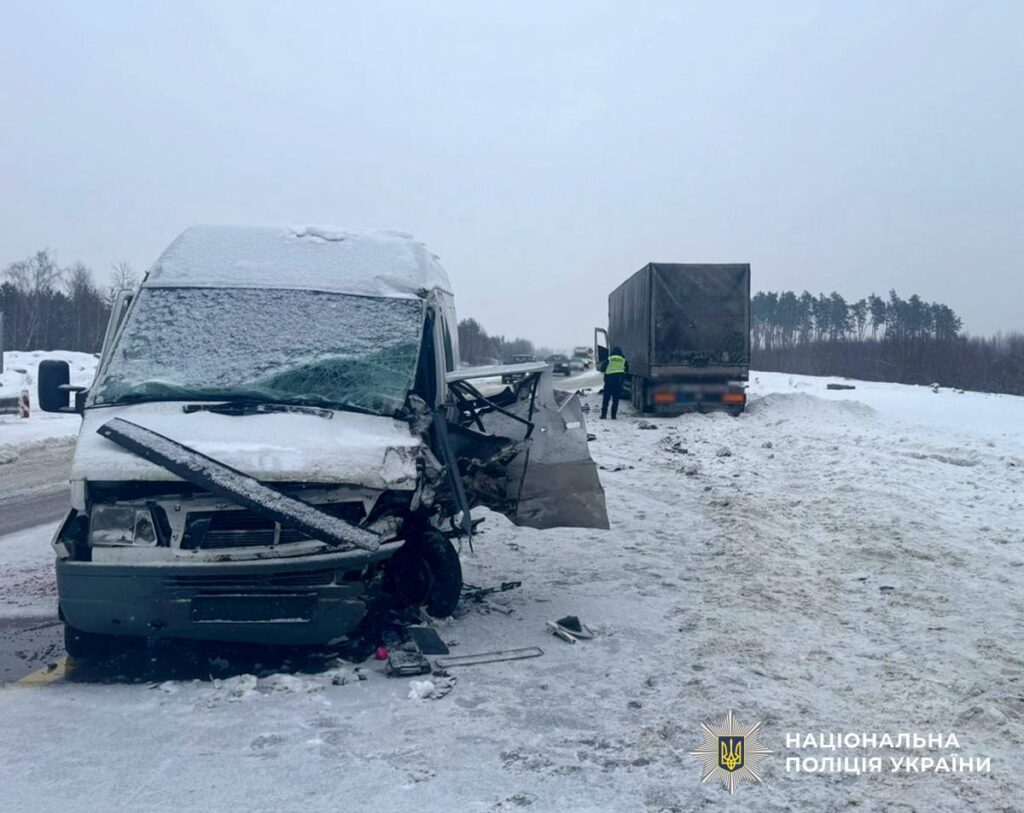 У передмісті Житомира в ДТП травмовано водія мікроавтобуса: поліція встановлює обставини