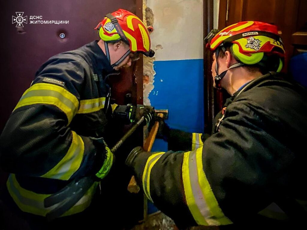 У Житомирі рятувальники відкрили двері квартири, де перебували дві жінки, які попередньо, потребували допомоги