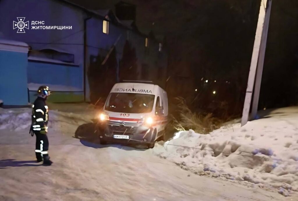 Рятувальники відбуксирували «швидку», що застрягла на підйомі через ожеледицю