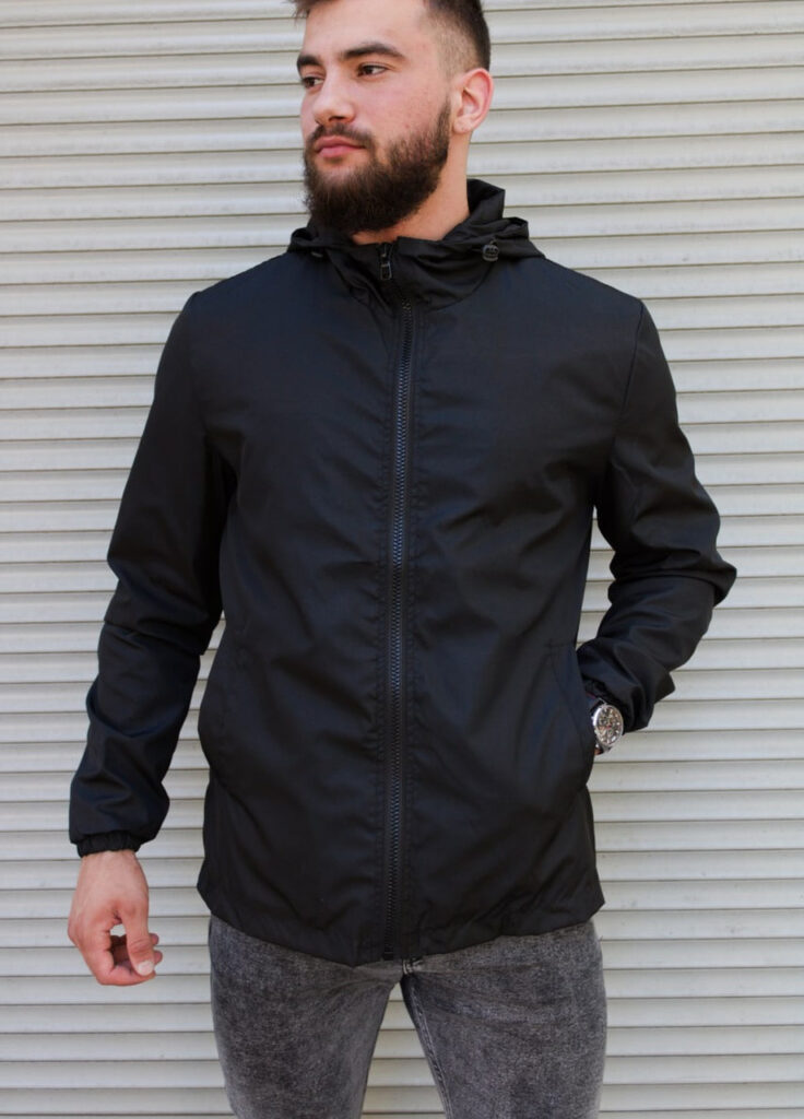 чоловік у стильній чорній вітровці