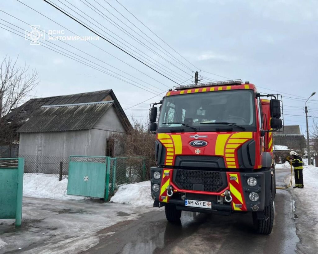 Сьогодні вранці вогнеборці гасили пожежу на території приватного домогосподарства у селищі Черняхів