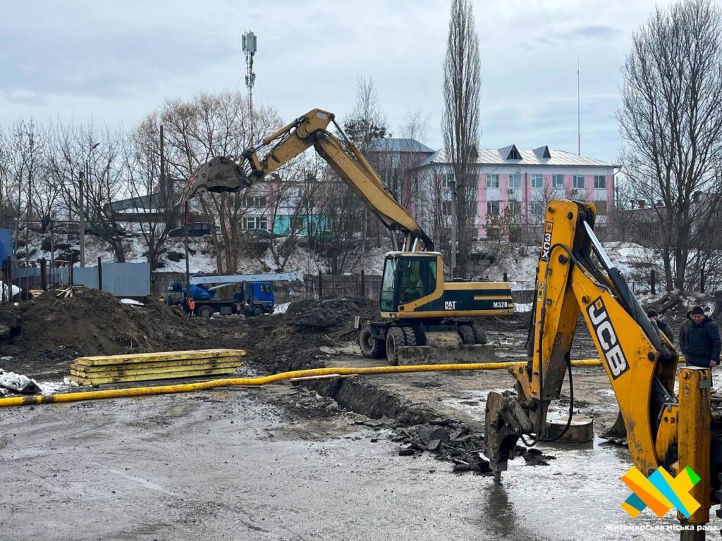 КП «Житомирводоканал»: Працівники водоканалу здійснюють заміну аварійної магістральної труби на Польовій