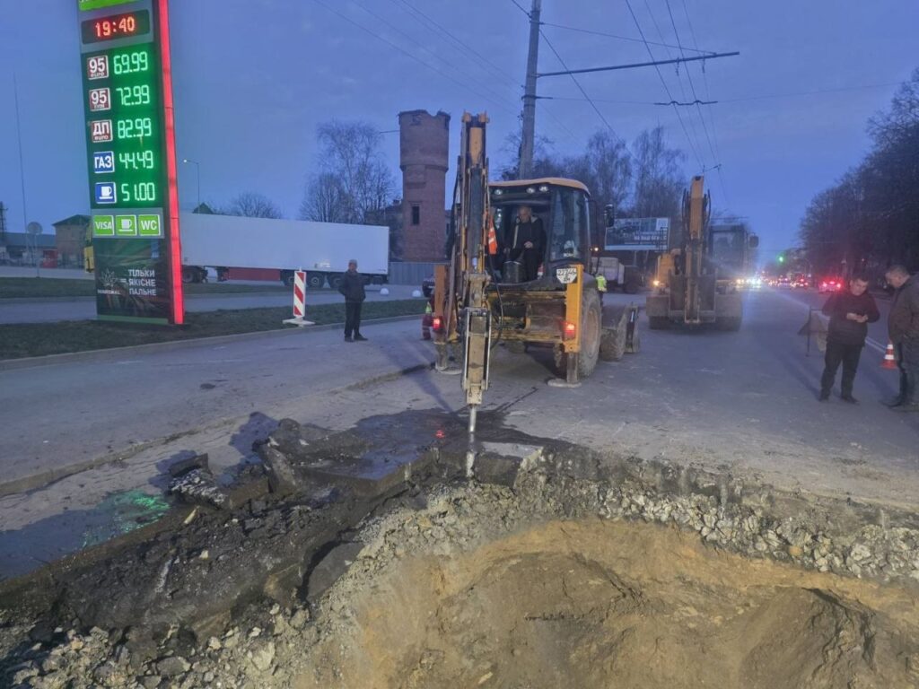 КП «Житомирводоканал»: Триває відновлення каналізаційного колектора на вул. Східній