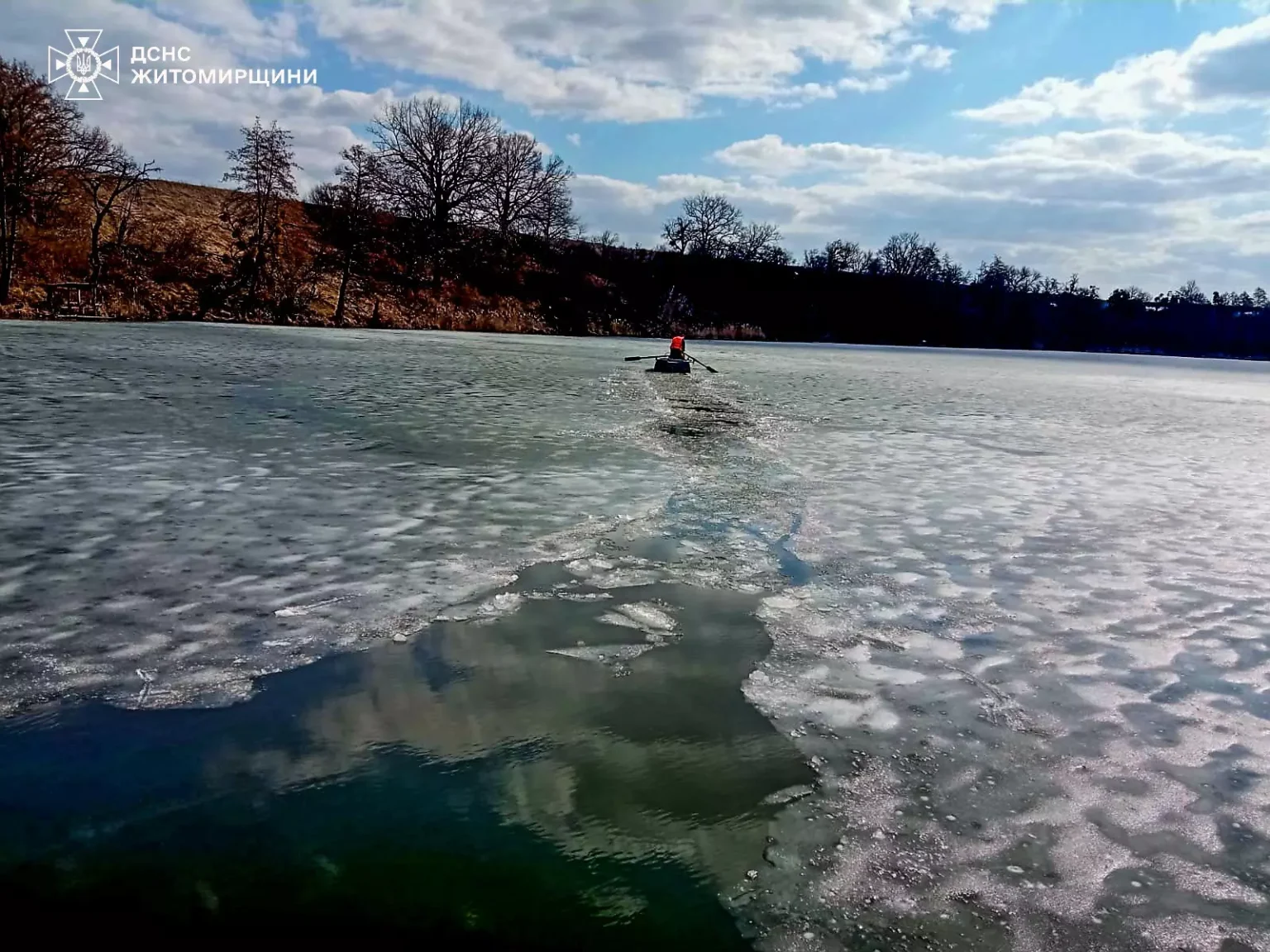 Дістали тіло чоловіка з водойми на Житомирщині