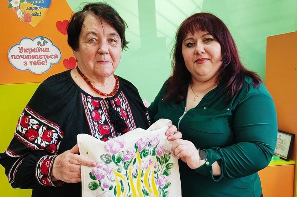 Майстер-клас з розмальовки шоперів пройшов у бібліотеці «ЛІТтера»