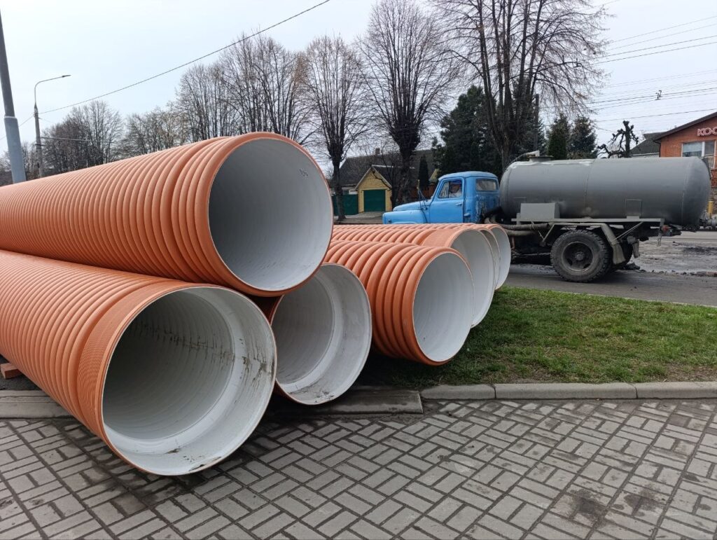 Масштабний ремонт каналізаційного колектору: бригади водоканалу працюють у безперервному режимі