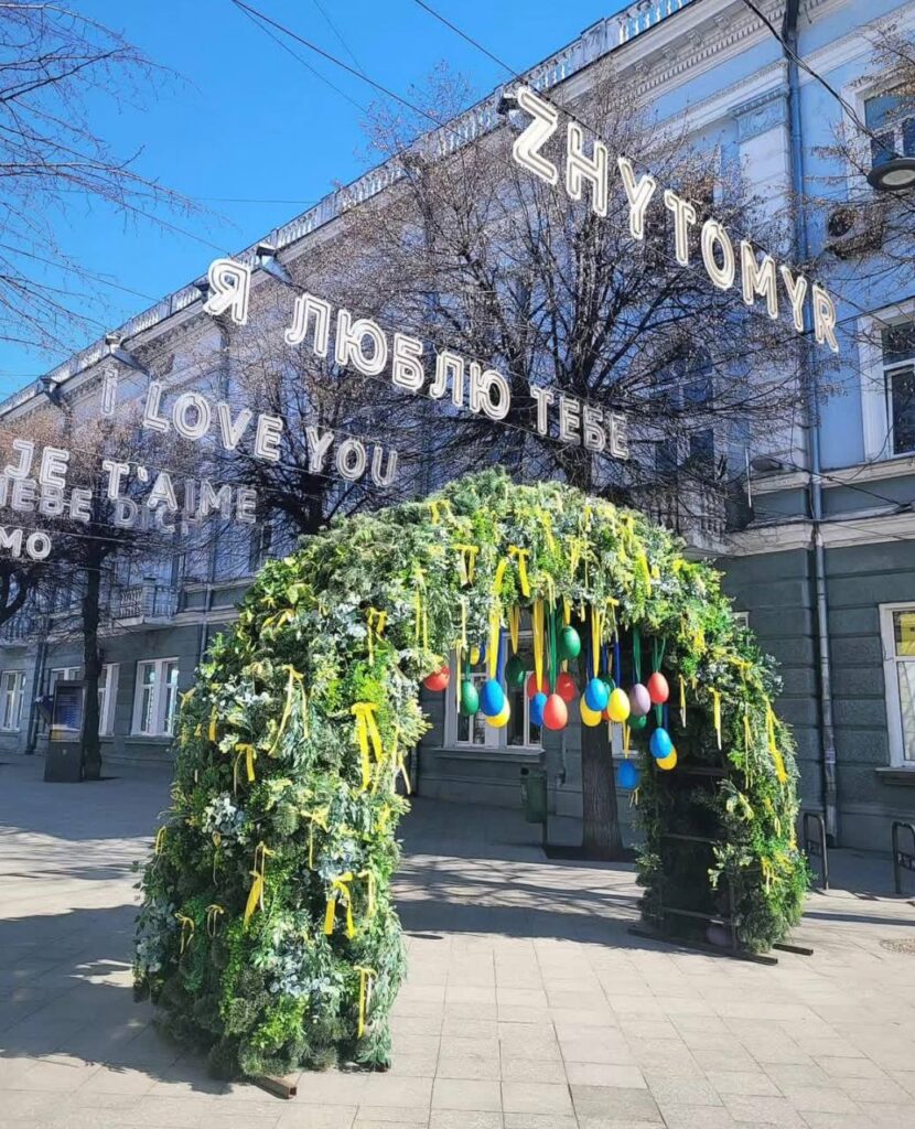 Почали красти декоративні яйця з арки на Михайлівській