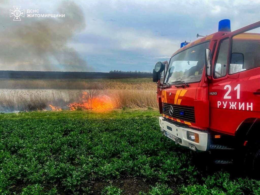 Упродовж минулої доби рятувальники Житомирщини 14 разів виїжджали на гасіння загорянь сухої рослинності
