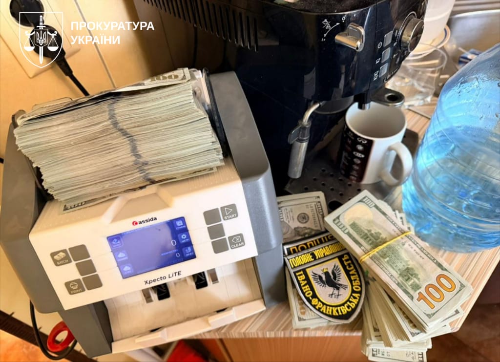 Понад 22,6 млн грн готівки, елітні авто та зброю вилучили під час масштабних обшуків у топпосадовців Нацполіції