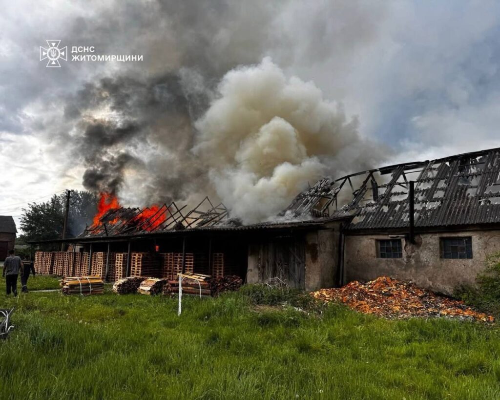 Щойно рятувальники ліквідували пожежу у господарчій будівлі в с. Корчівка