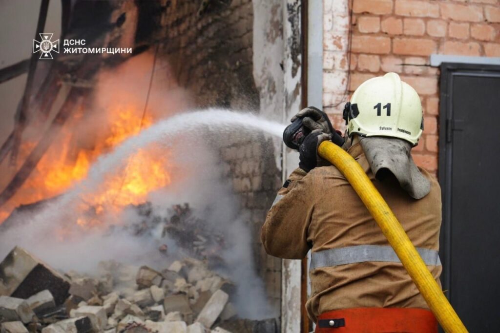 Рятувальники ліквідували пожежу в будівлі благодійної організації