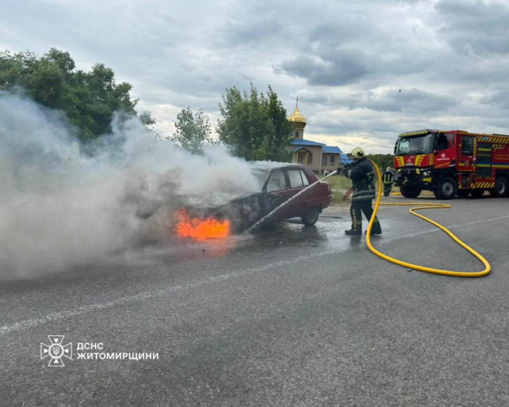Вчора вдень рятувальники ліквідували пожежу легкового автомобіля, що виникла у селі Мала Рача Житомирського району