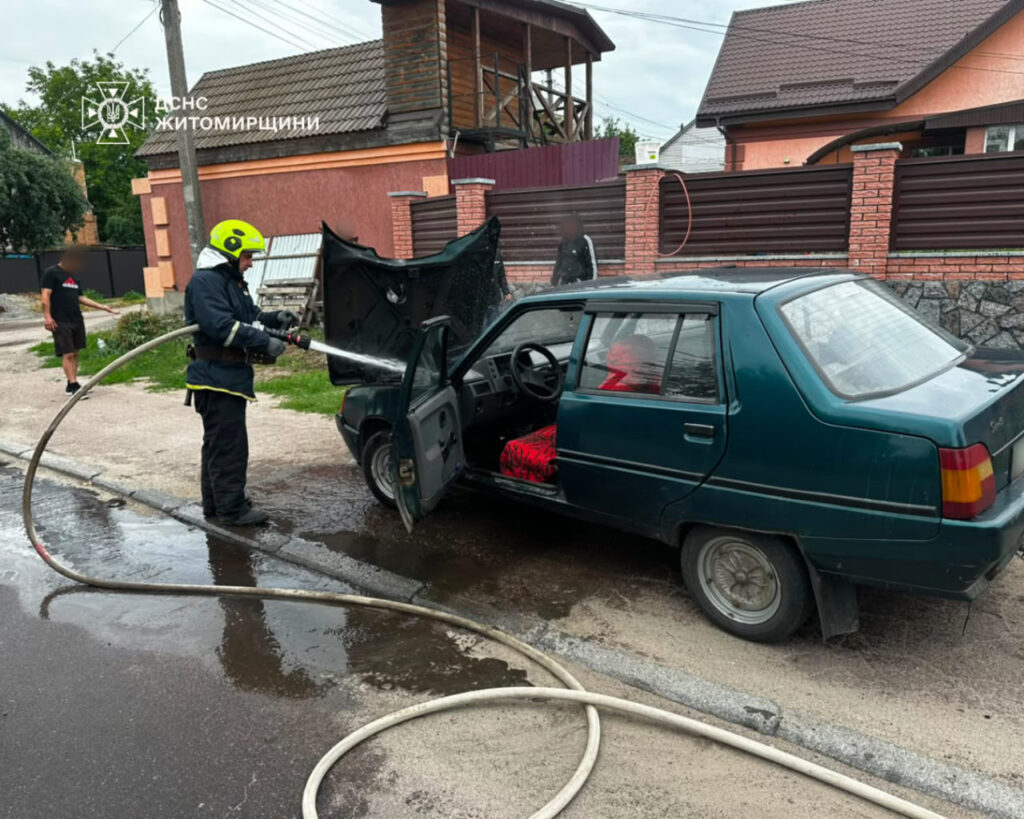 Вранці рятувальники ліквідували пожежу легкового автомобіля на одній із вулиць Бердичева