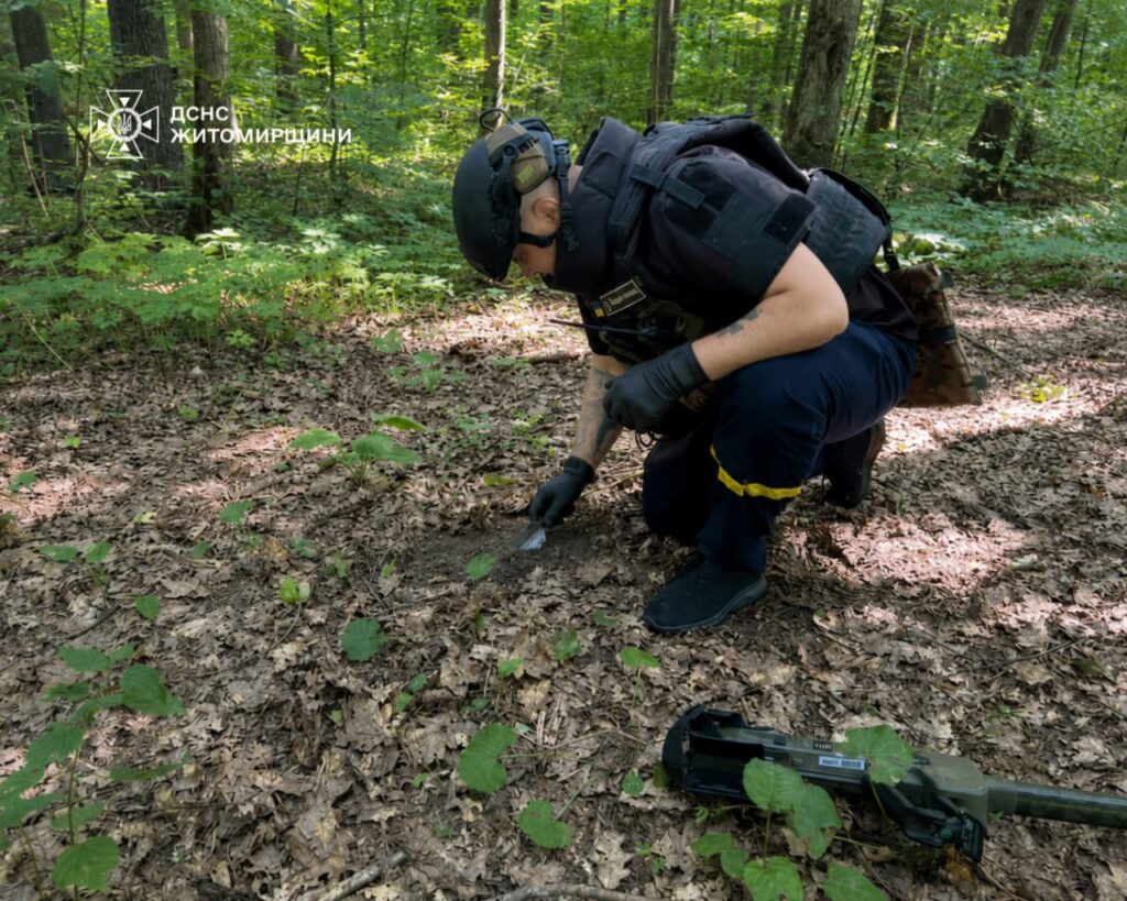 На Житомирщині піротехніки знищили артилерійський снаряд часів Другої світової