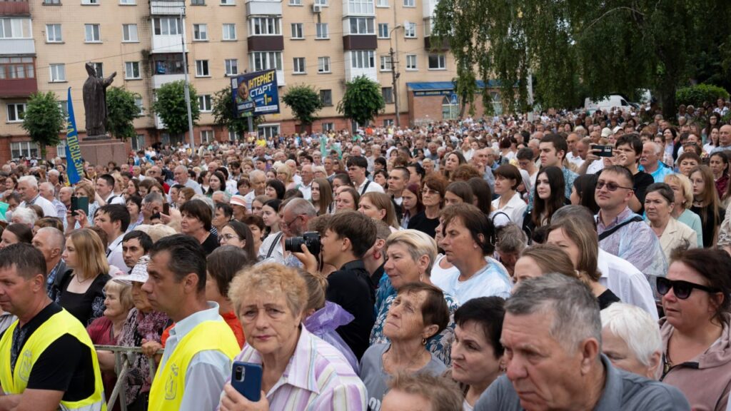 Близько 6 тисяч вірян об’єдналися сьогодні у спільній молитві в Бердичеві