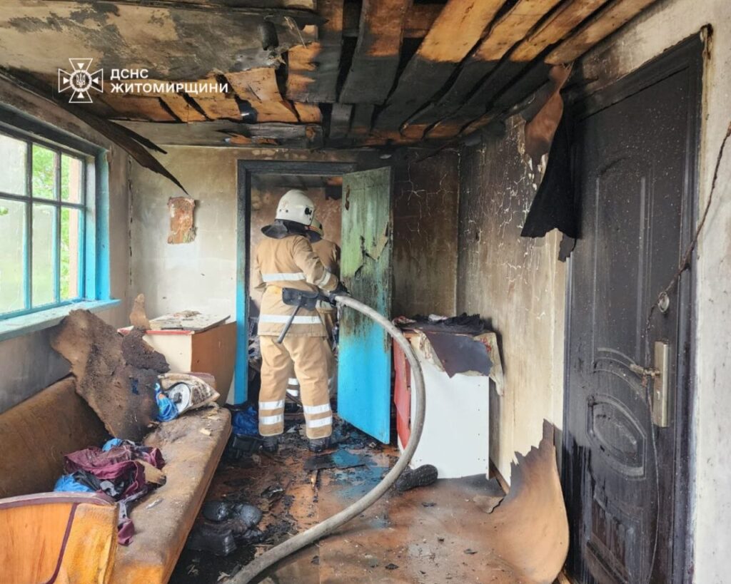 Рятувальники не дали вогню знищити приватний будинок у місті Чуднів